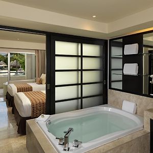 One-Bedroom Pool Side Suite